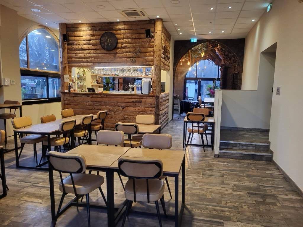 Salle et bar du restaurant Le Divino ambiance chaleureuse Agde