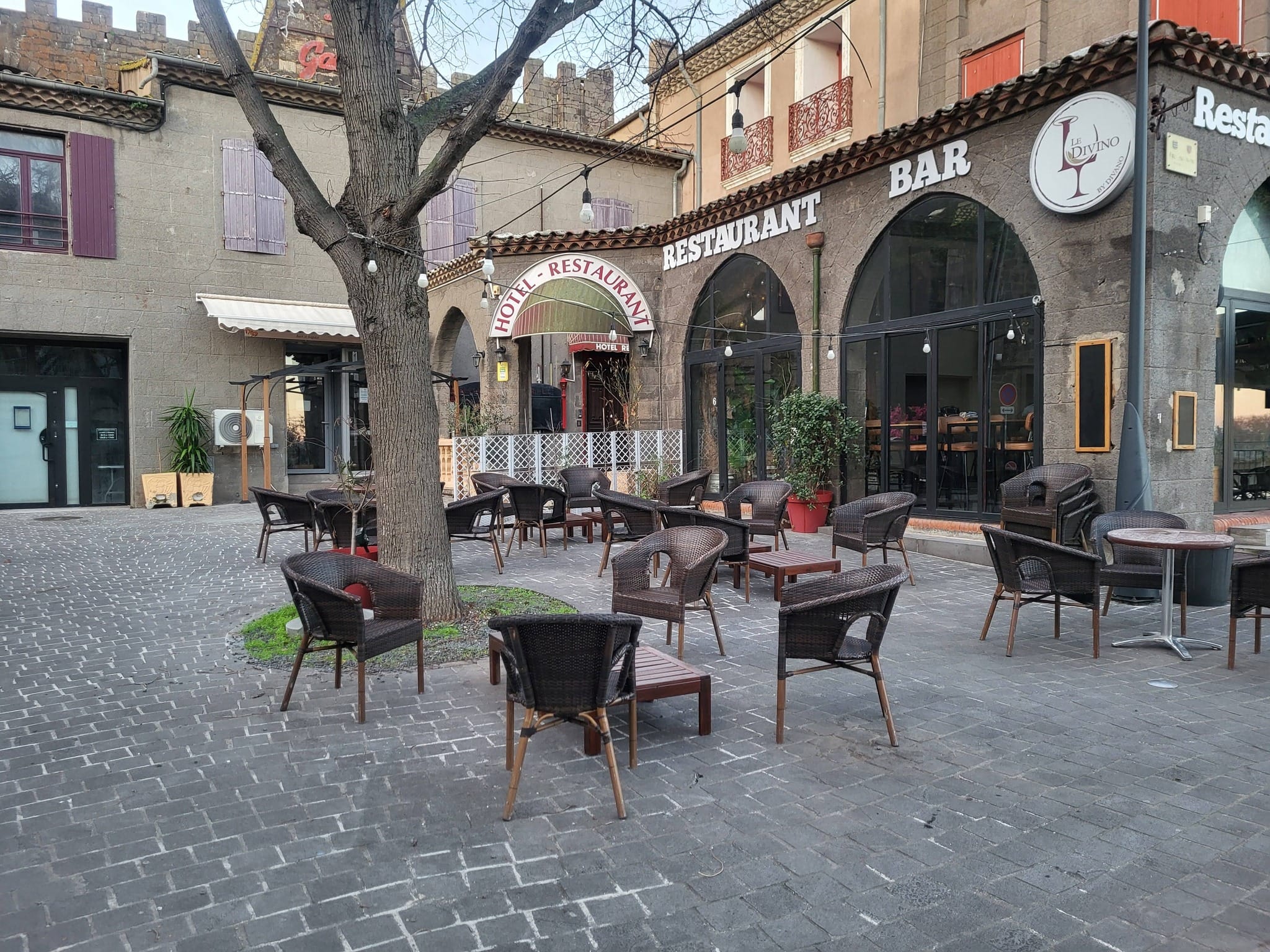 Terrasse ombragée du restaurant Le Divino à Agde, place Jean Jaurès