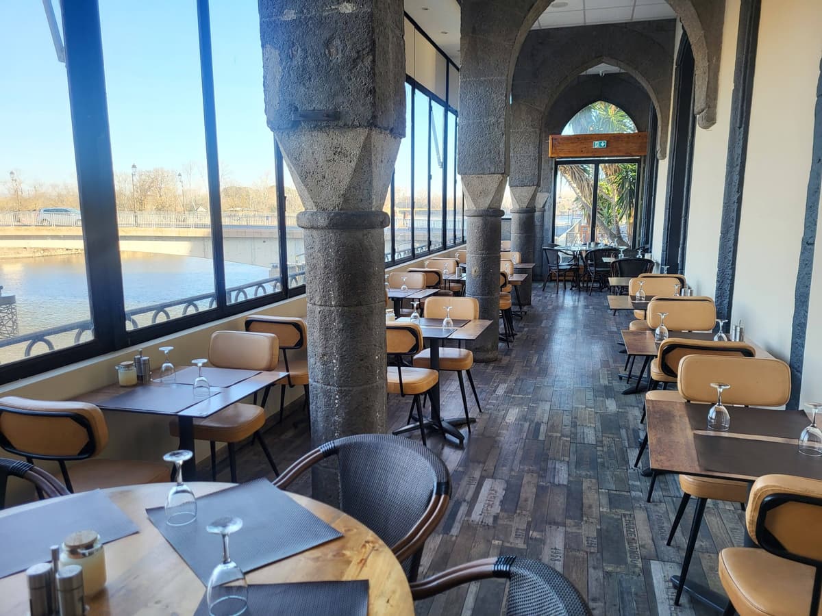 Éveillez vos sens dans notre salle au bord de l'eau, où chaque repas se transforme en une danse délicate des saveurs sous le doux murmure des vagues. — Restaurant Le Divino Agde