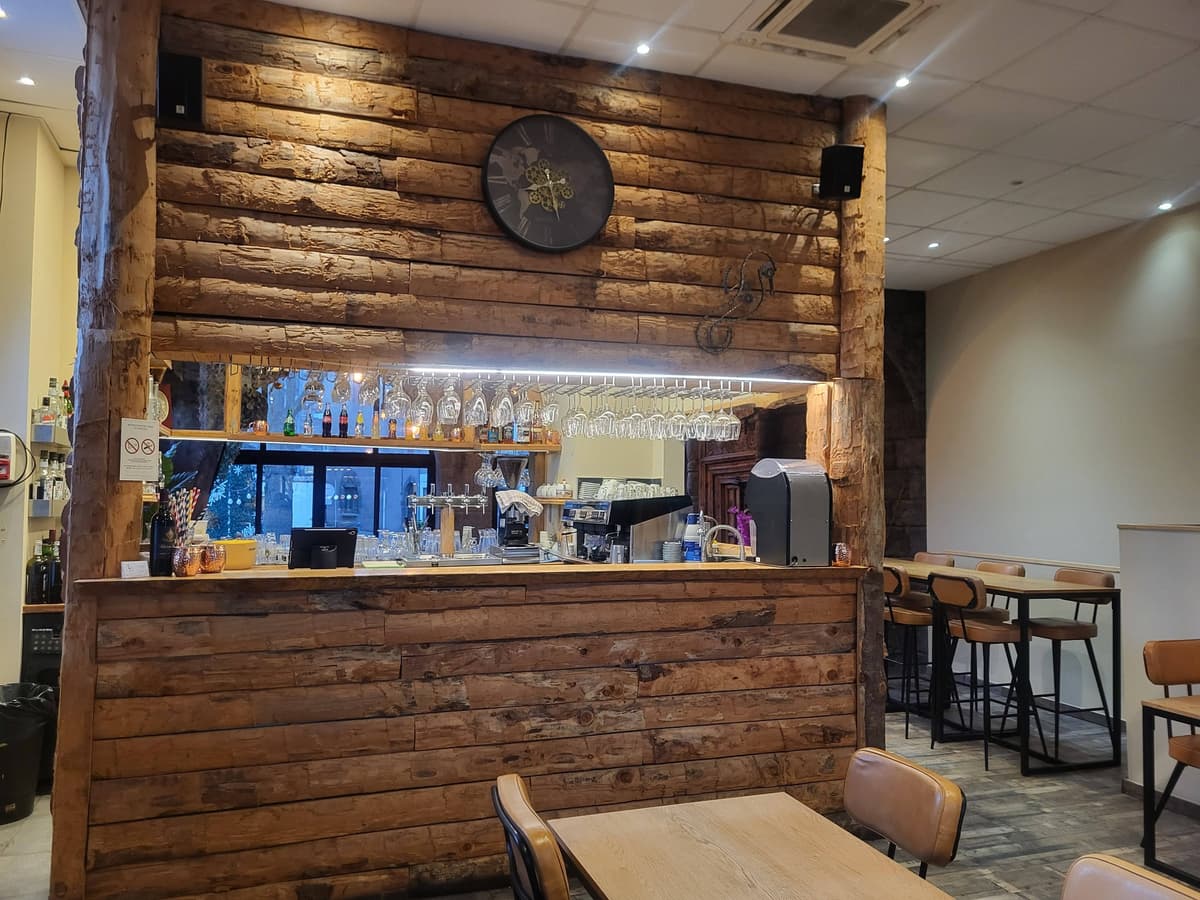 Au cœur de notre bar, l'art de vivre méditerranéen s'exprime dans chaque cocktail, chaque sourire. Laissez-vous enivrer par l'atmosphère chaleureuse et raffinée du Divino. — Restaurant Le Divino Agde