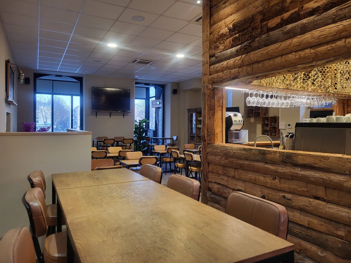 Plongez dans l'élégance chaleureuse de notre bar, où chaque détail invite à la convivialité et à la découverte des saveurs méditerranéennes. — Restaurant Le Divino Agde